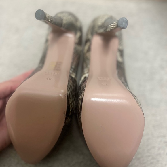 GUCCI
Python Animal Print Pumps - Picture 5 of 6